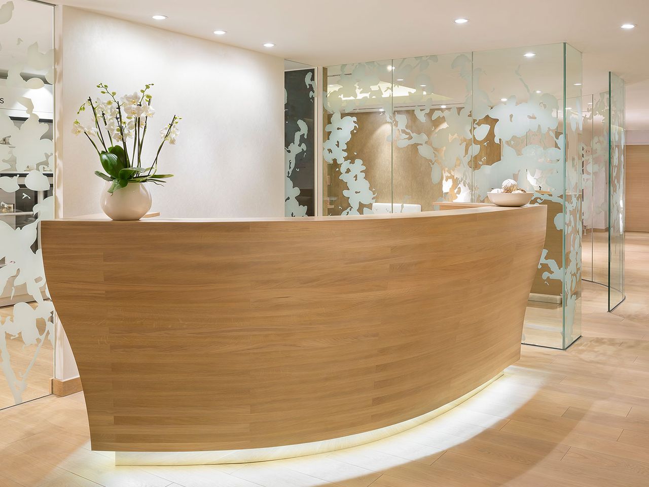 Der Empfangstresen und die Tea Lounge im „Heavenly Spa“, Hamburg