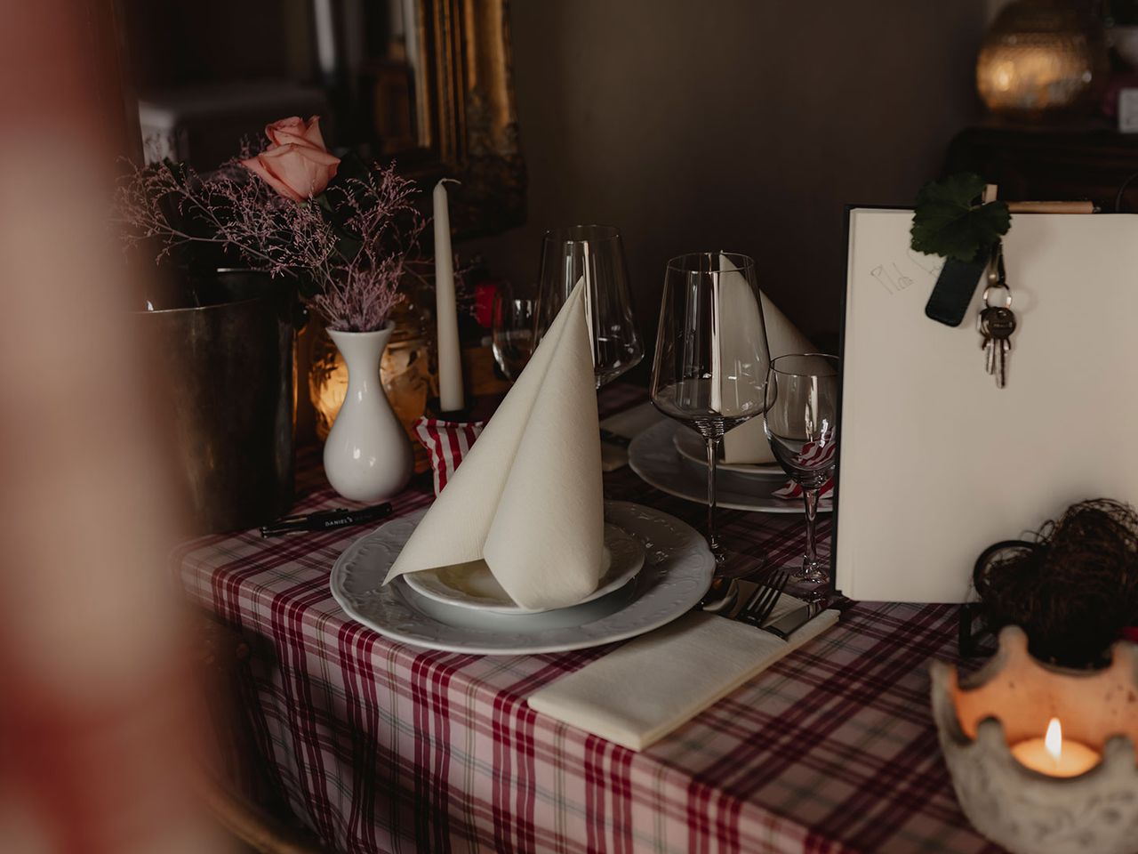 gedeckter Tisch mit Kerze, Serviette und Gästebuch