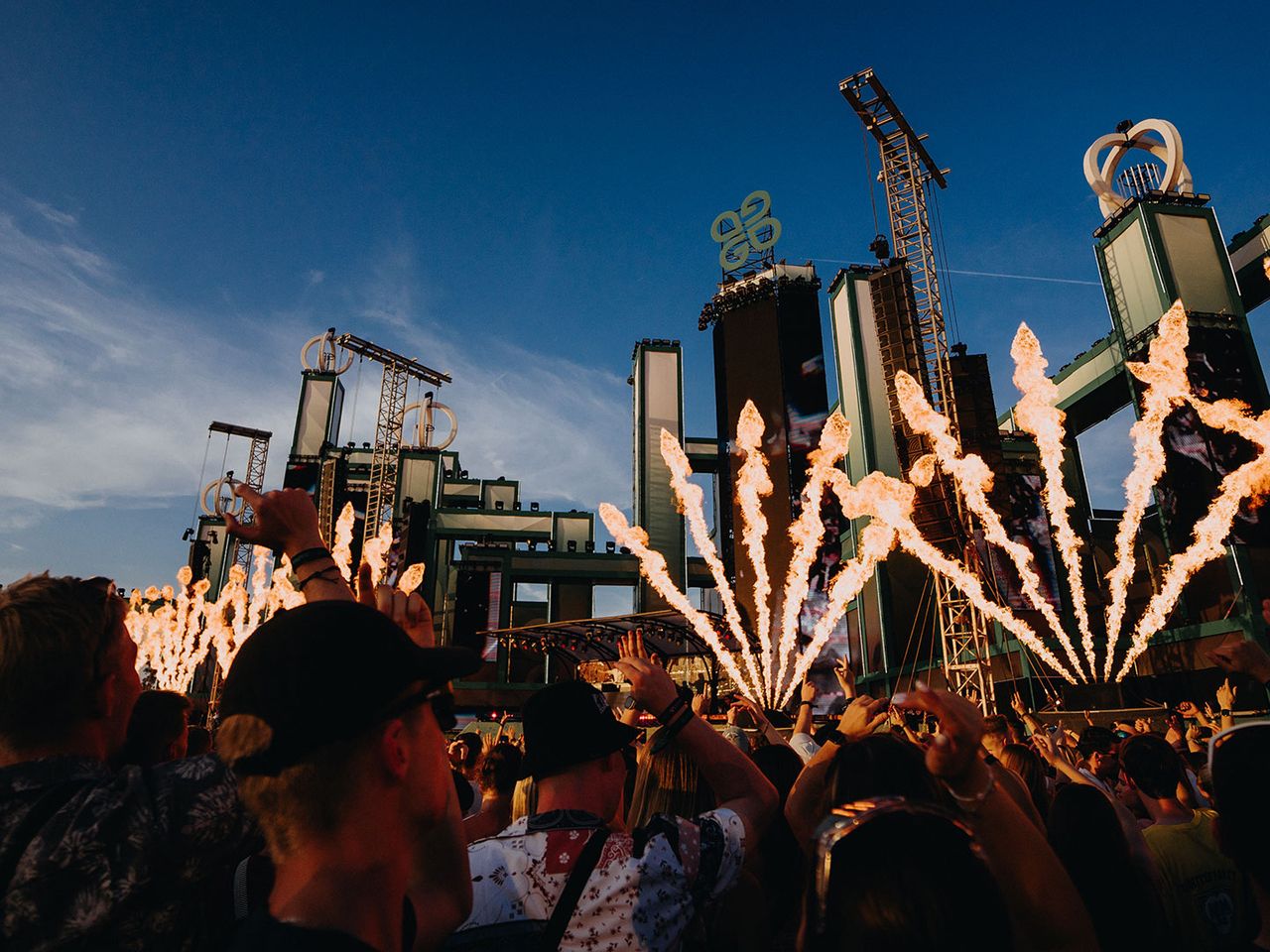 Lichter und Menschen beim Glücksgefühle-Festival