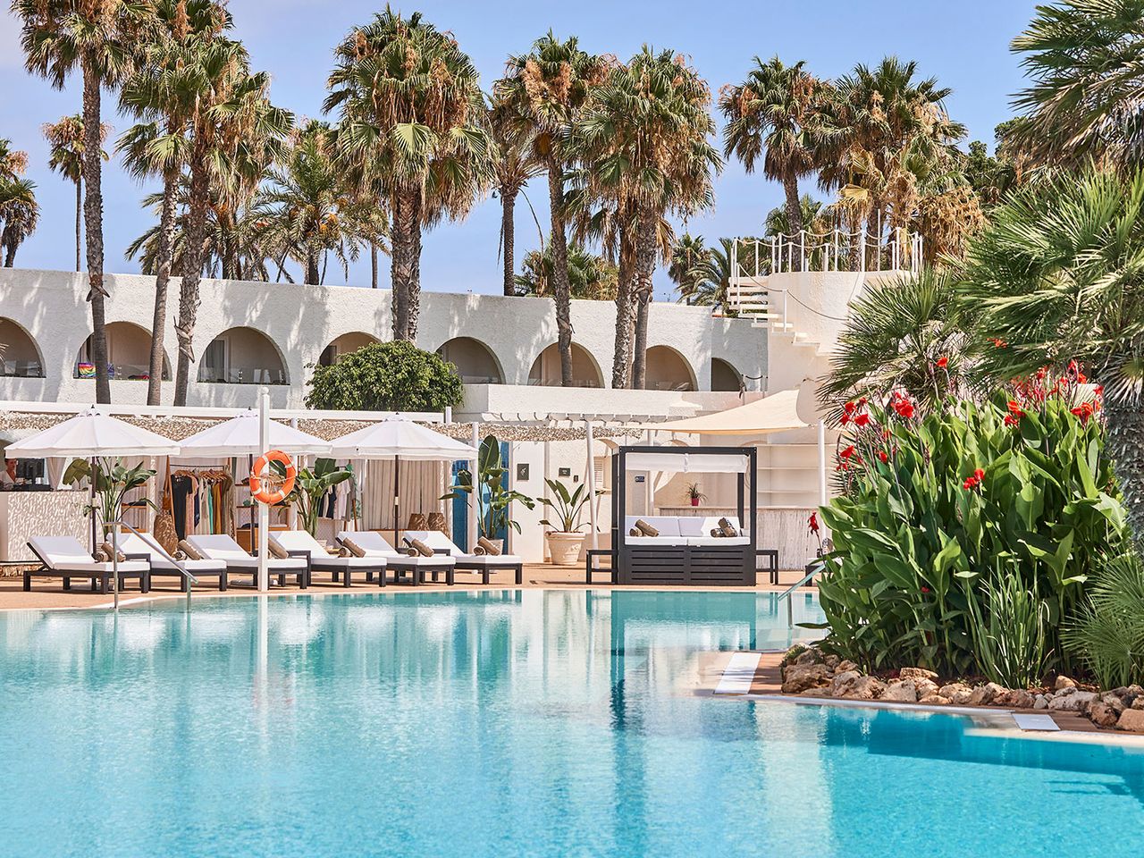 Sunbeds am Pool im Purobeach Menorca