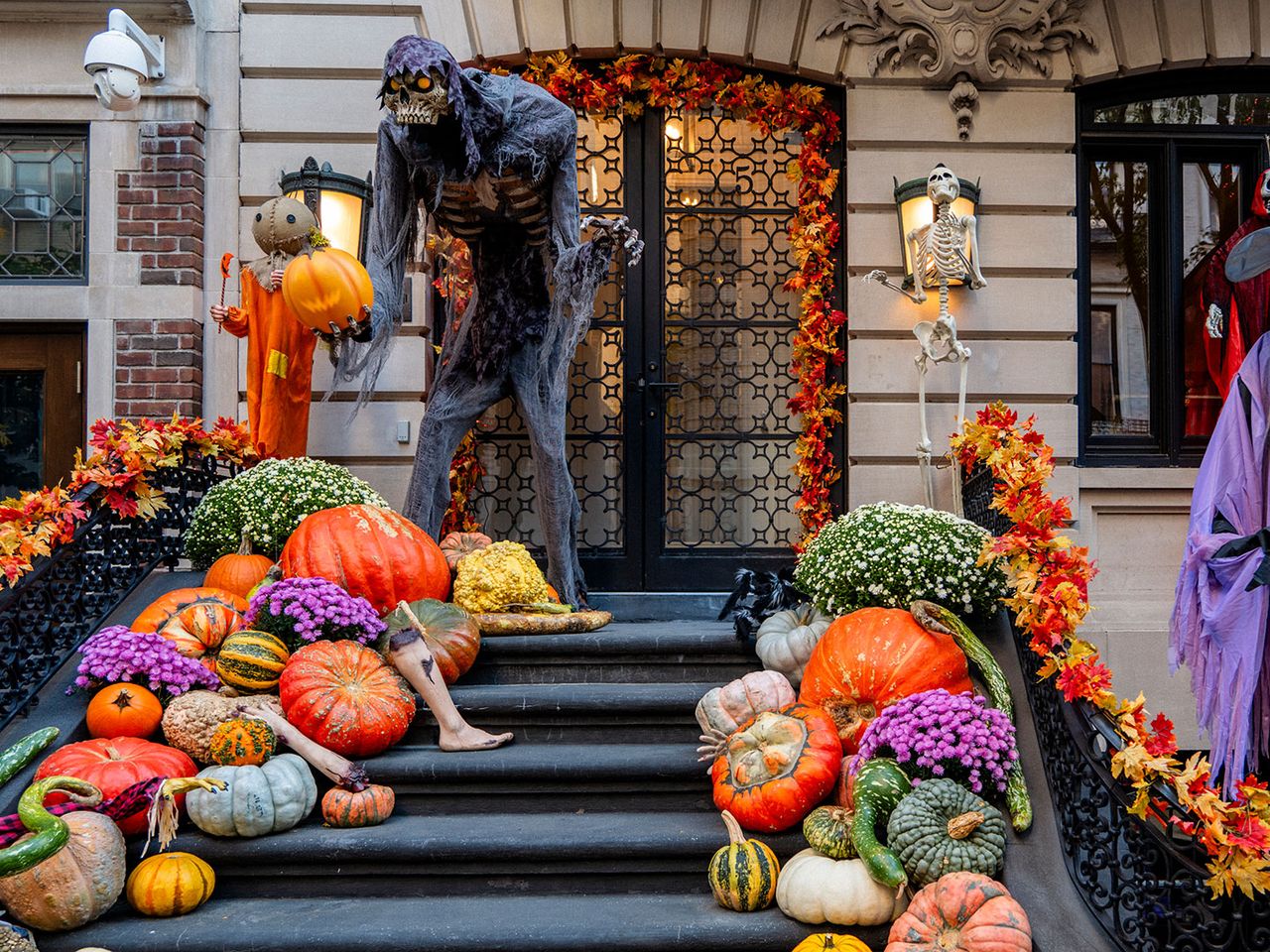 Halloween-Dekoration vor einem Wohnhaus in New York City
