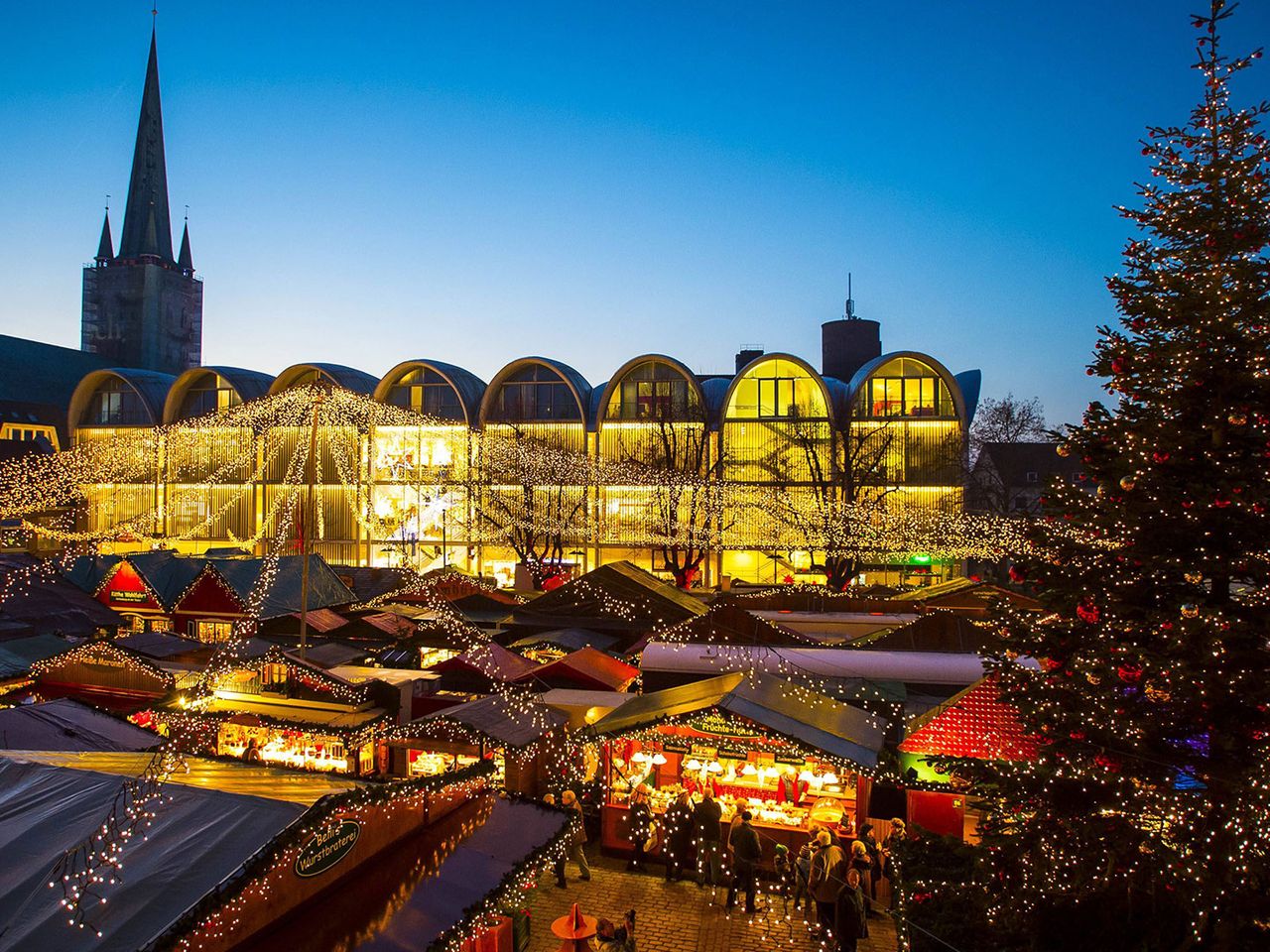 Weihnachtsmarkt in Lübeck von oben und am Abend