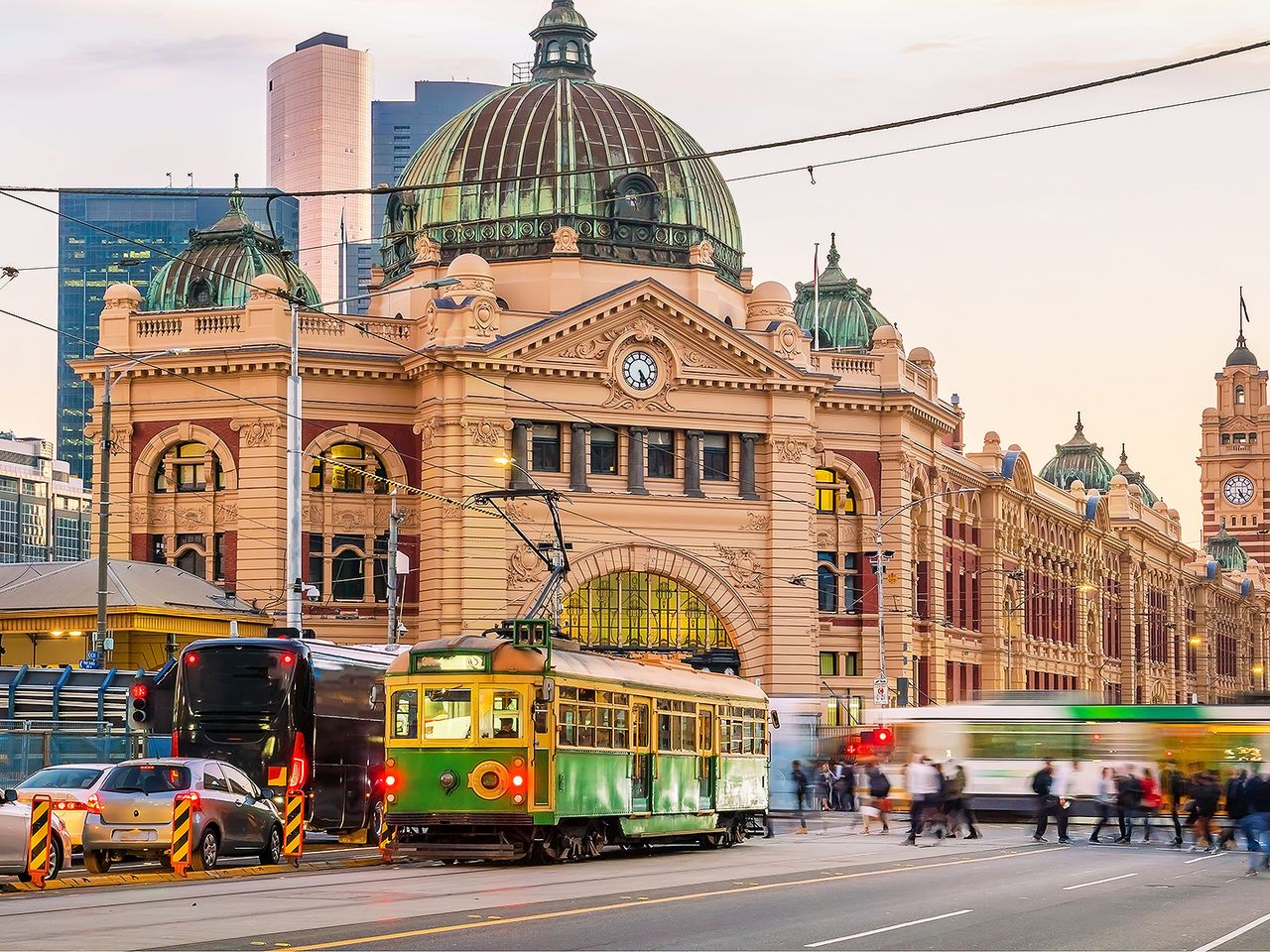 Eine Tram fährt vorbei an den Sehenswürdigkeiten von Melbourne.