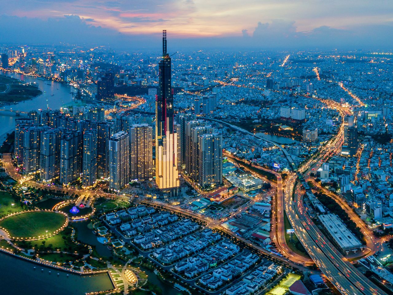 Blick von oben auf die Skyline von Ho-Chi-Minh-Stadt, am Abend