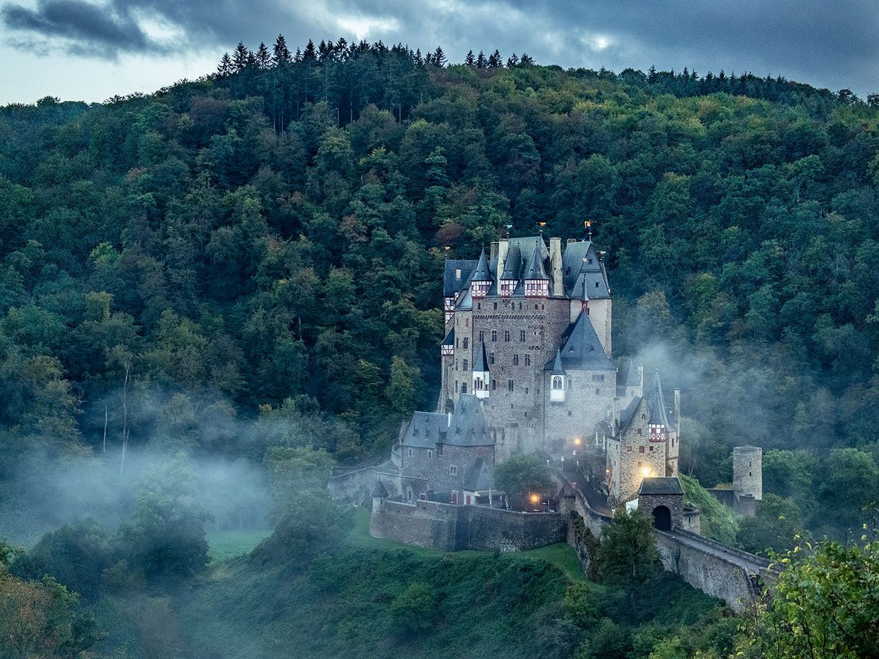 nebelumwobene Burg Eltz