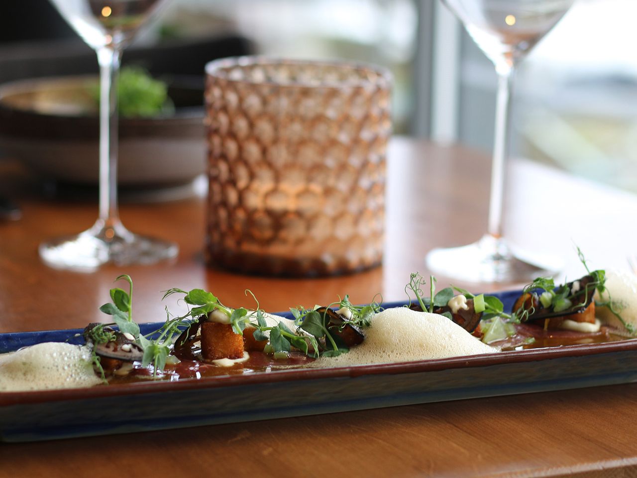 coast_by_east_Hamburg_Tisch_Sashimi_quer