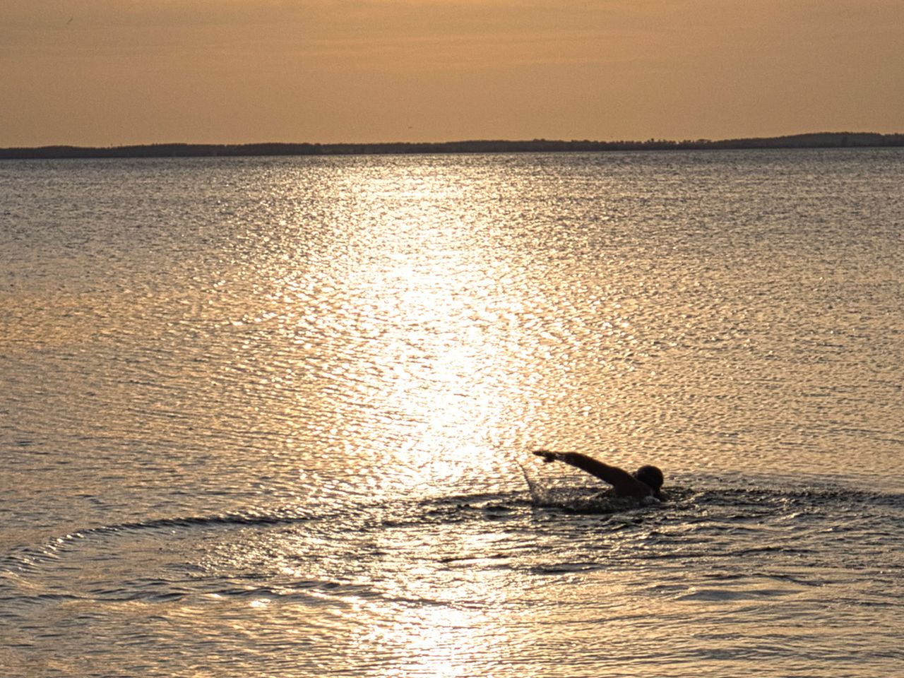 Hansjörg Rensmayr schwimmt im Achterwasser