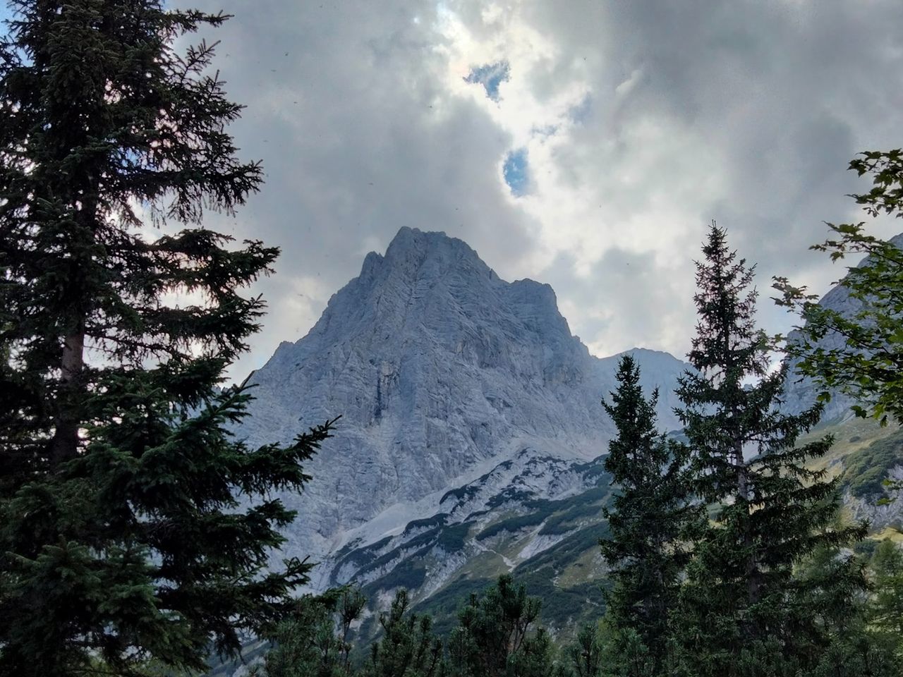 Ausblick auf einen Gipfel des oberösterreichischen Kalkalpen