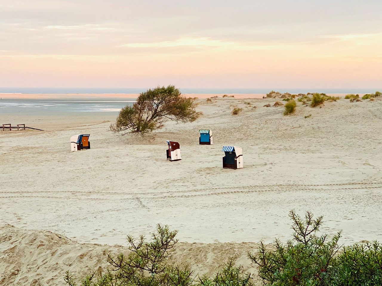 Strand mit Strandkörben auf Borkum, Ostfriesische Insel