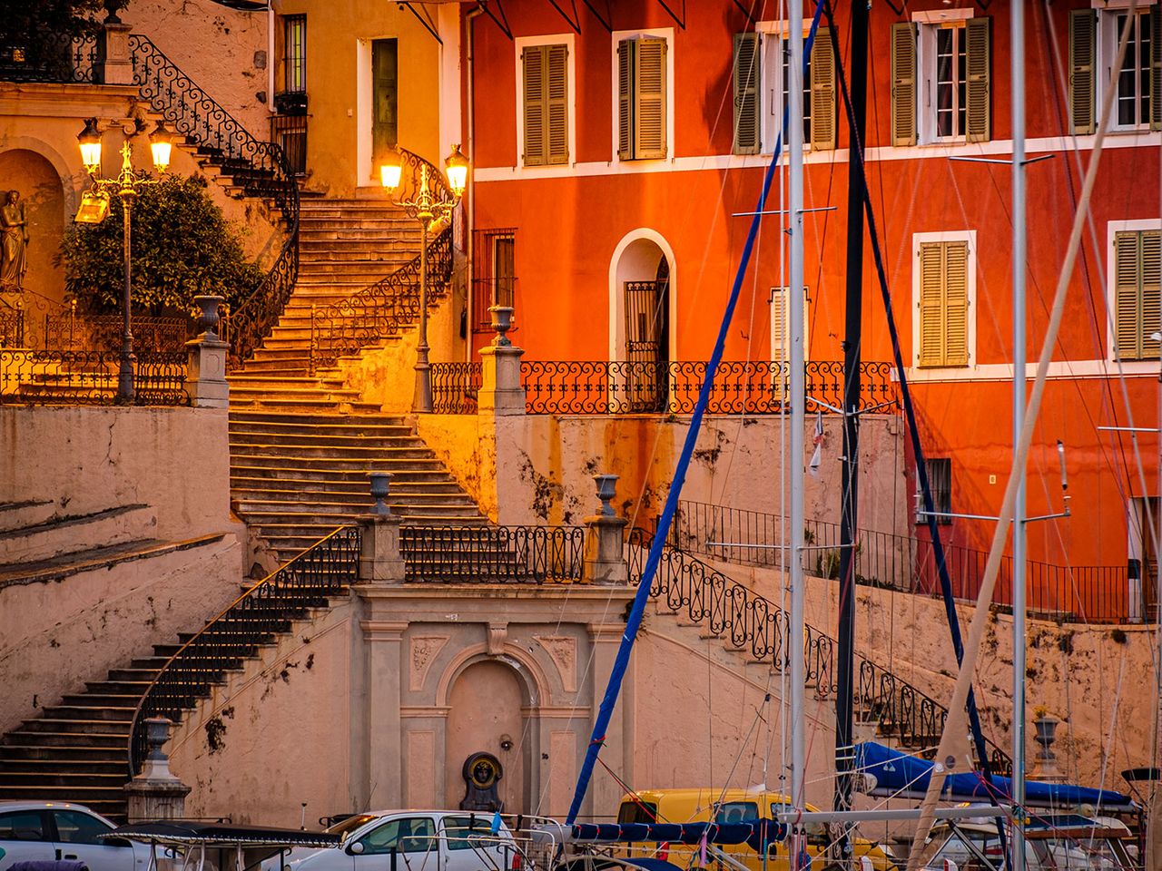 Die Treppen Escalier Romieu führen in die Oberstadt von Bastia