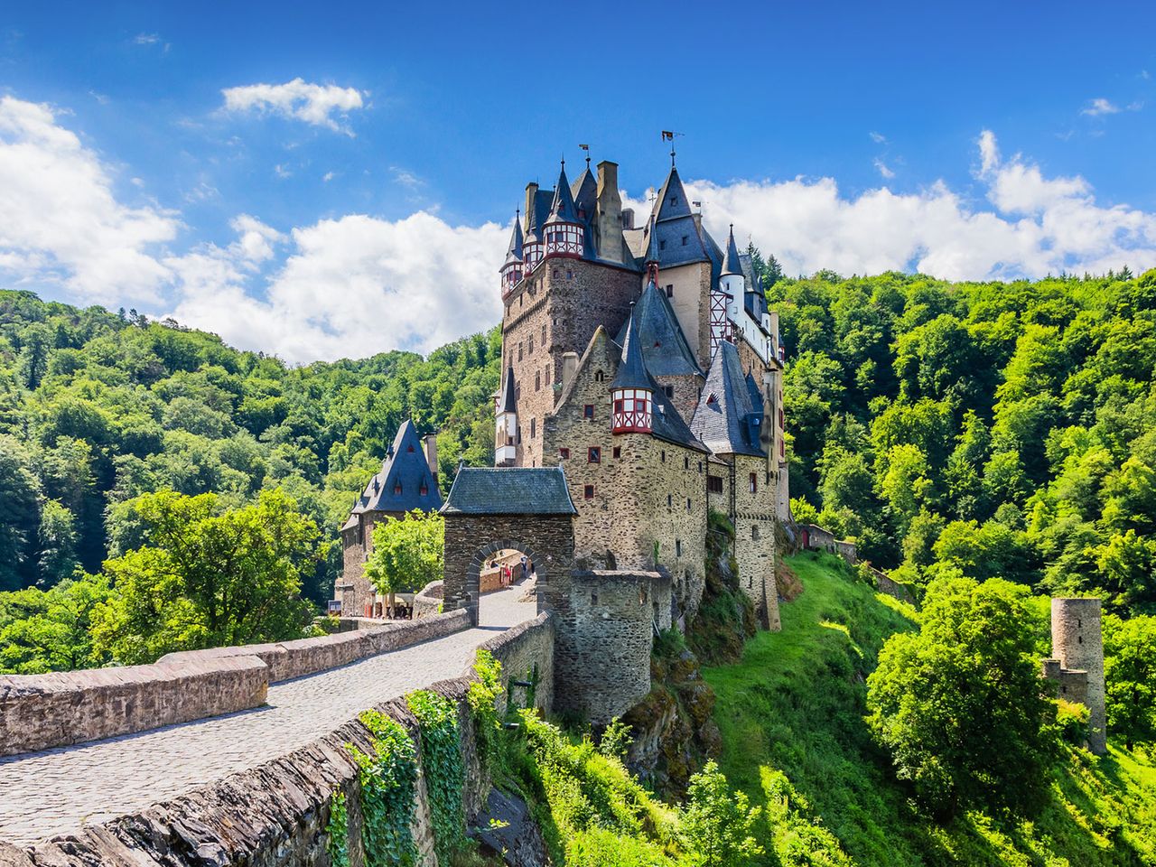 Burg Eltz in der Eifel, bei Sonnenschein