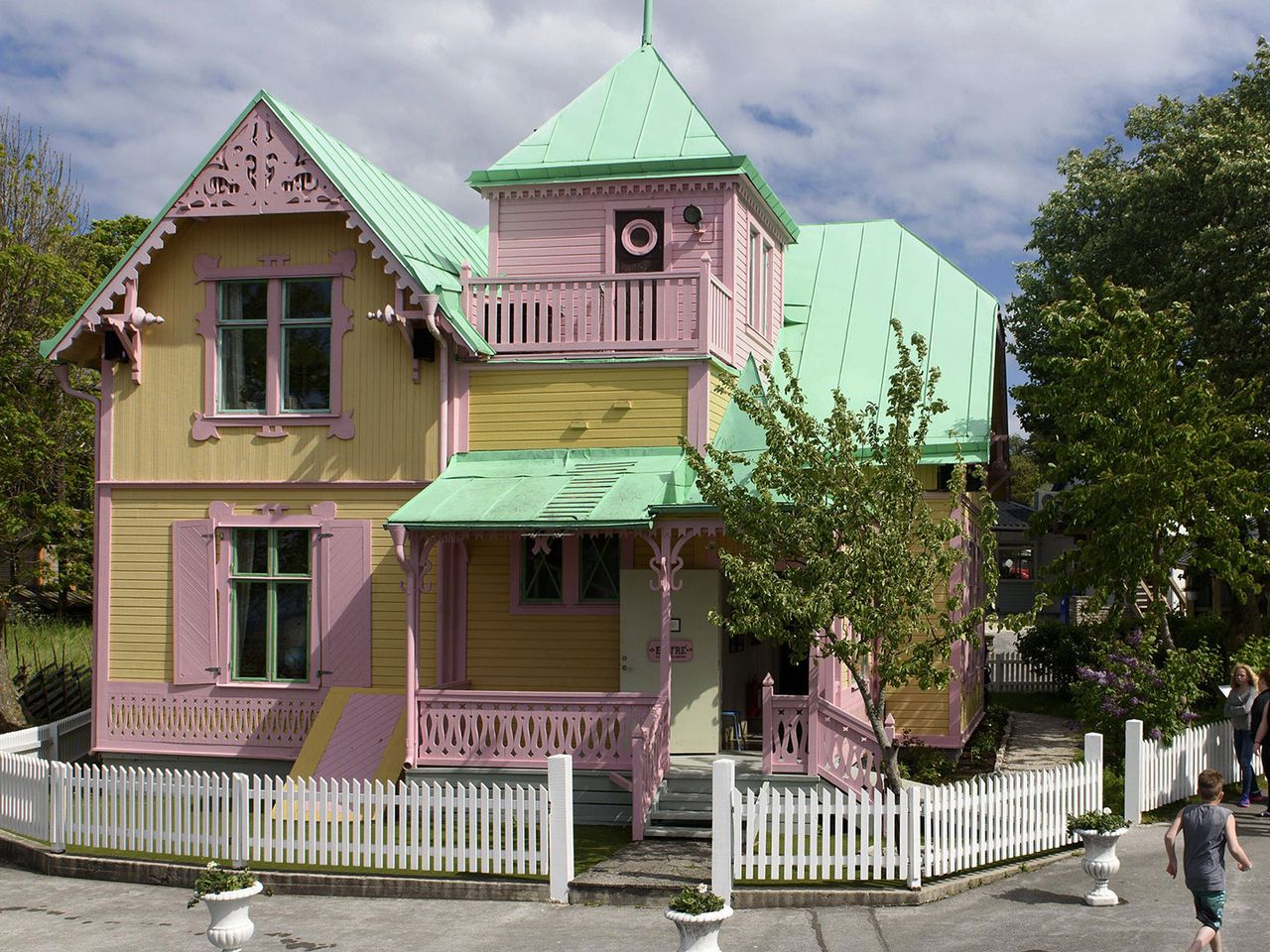 Die gelb-rosa Villa Kunterbunt steht in einem Freizeitpark in Gotland.