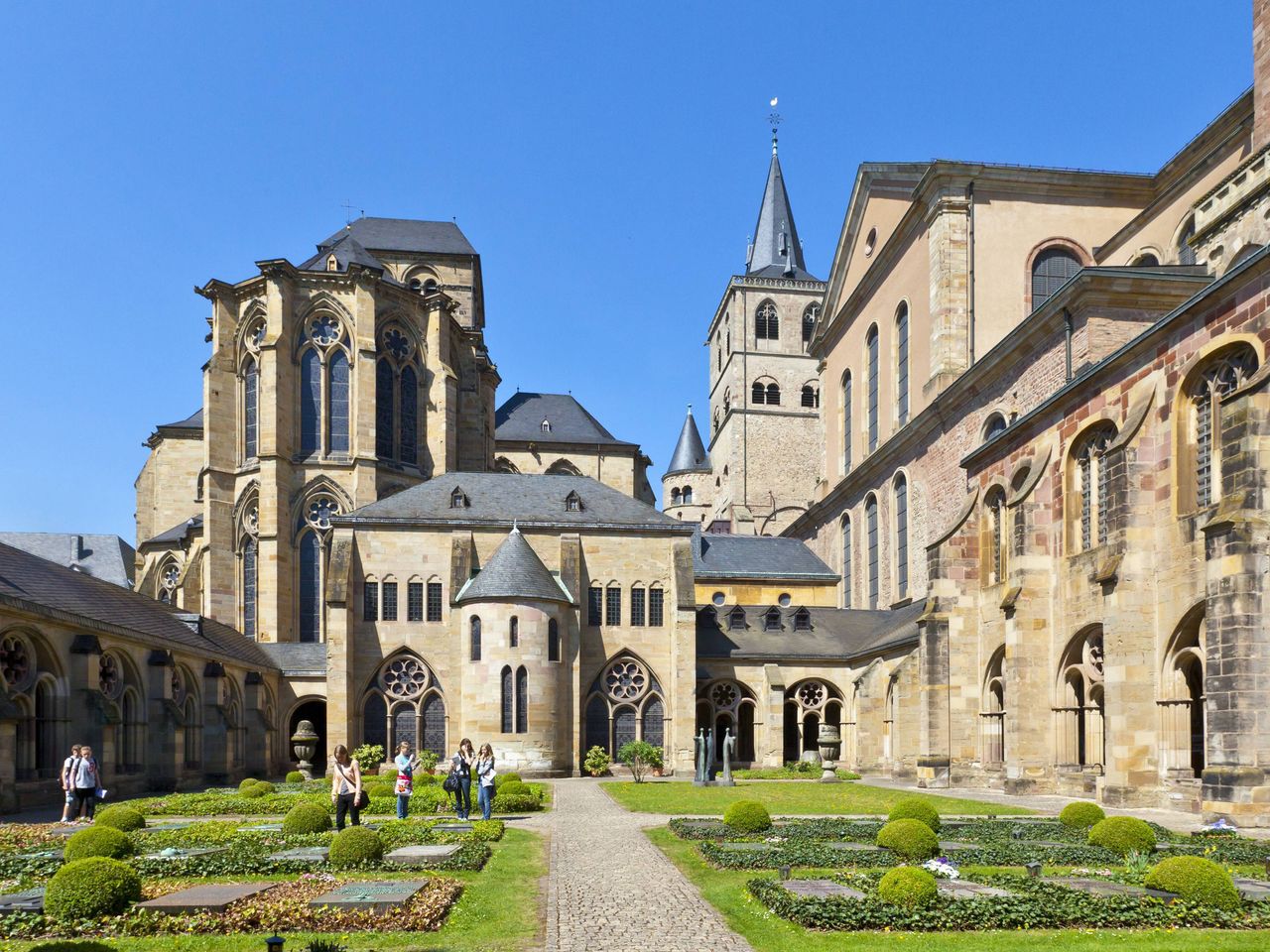 Dom und Liebfrauenkirche, Garten im Innenhof