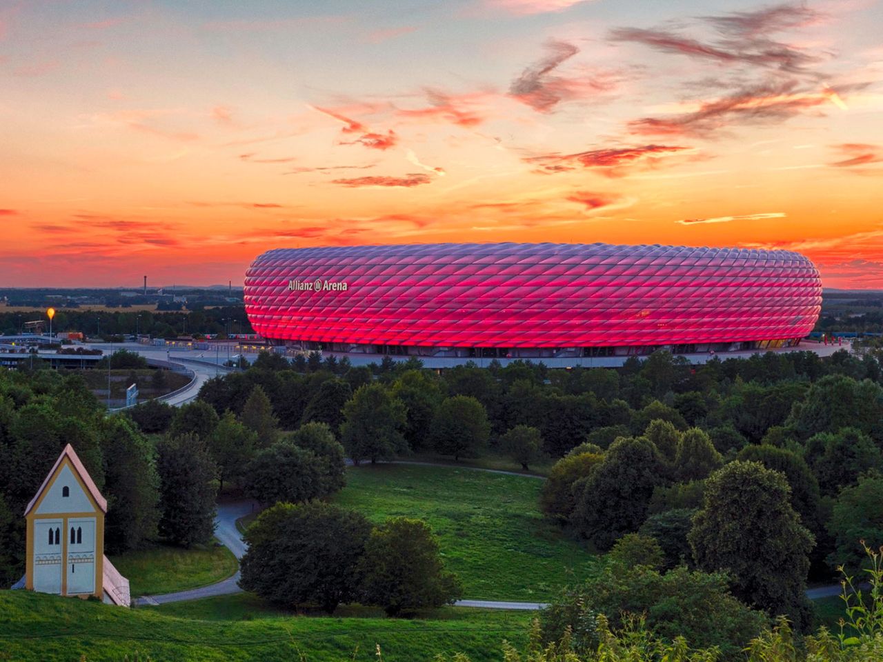 beleuchtete Allianz Arena in München