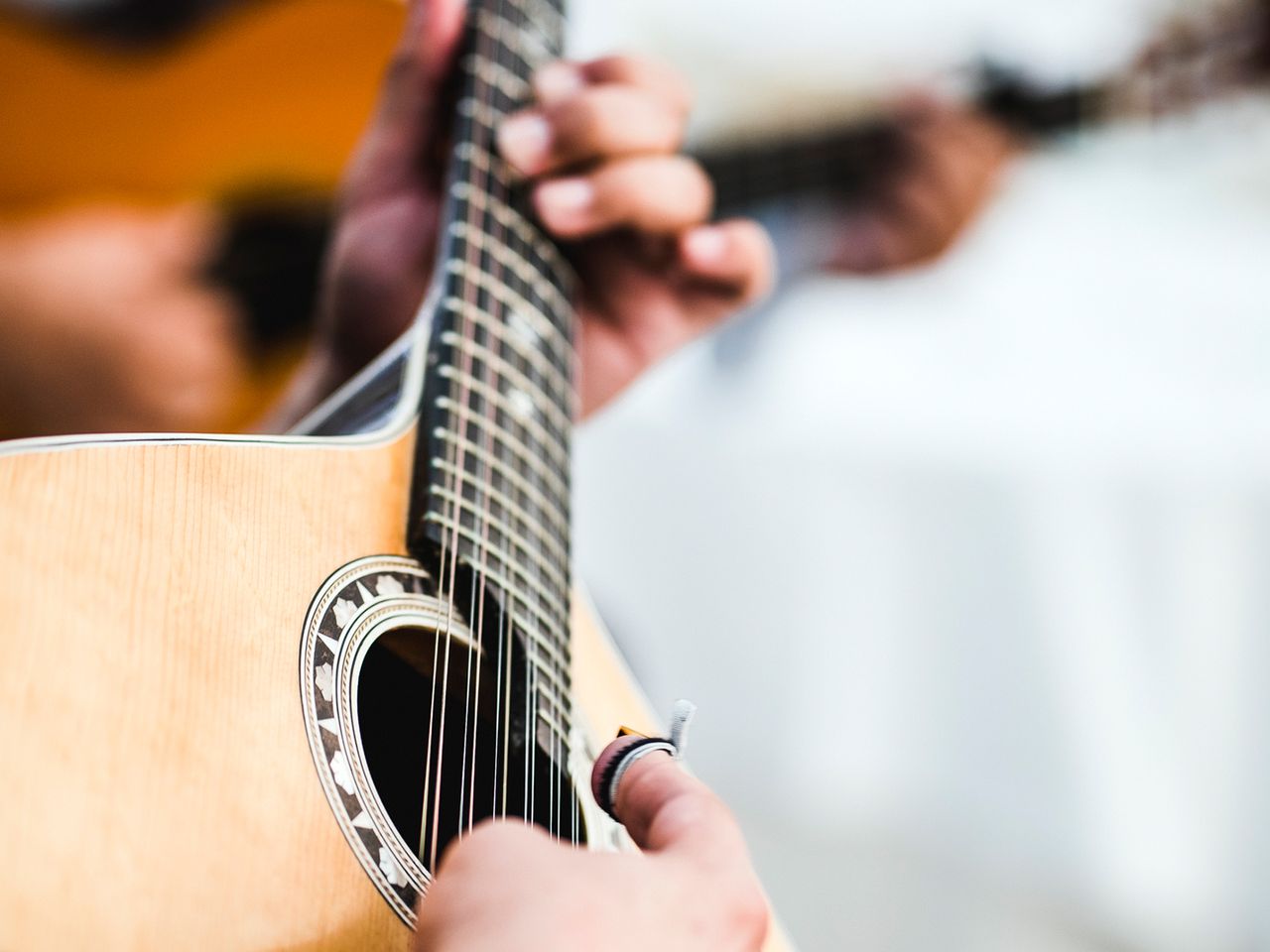 Ein Fado-Musiker spielt auf seiner Gitarre.