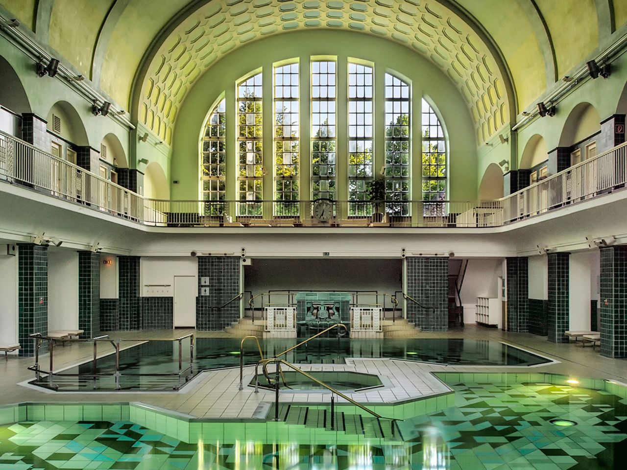 Das Innere der Holthusentherme in Hamburg