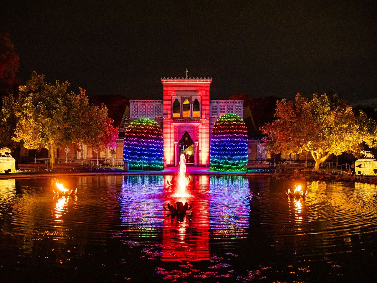 Der Maurische Garten in der Wilhelma ist bunt erleuchtet