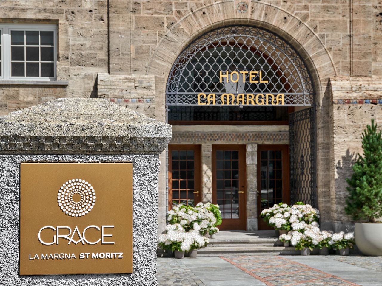 Blick auf den Eingang des „Grace La Margna“ in St. Moritz
