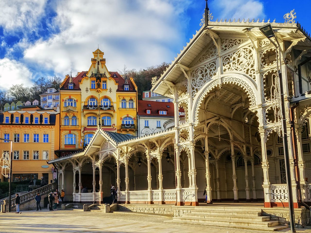 Marktkolonnade und bunte Häuser im Hintergrund