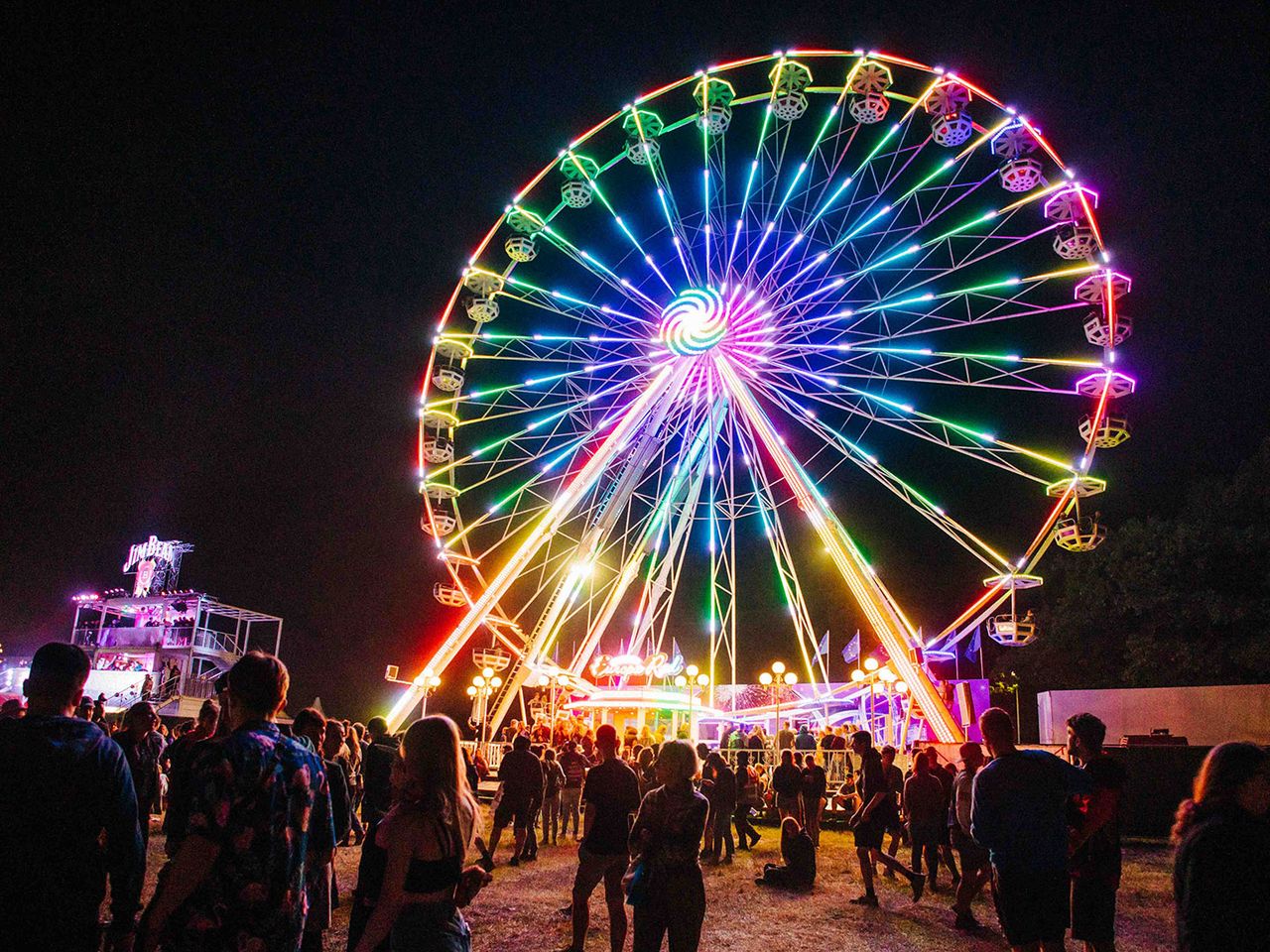 beleuchtetes Riesenrad auf dem Hurricane-Festival