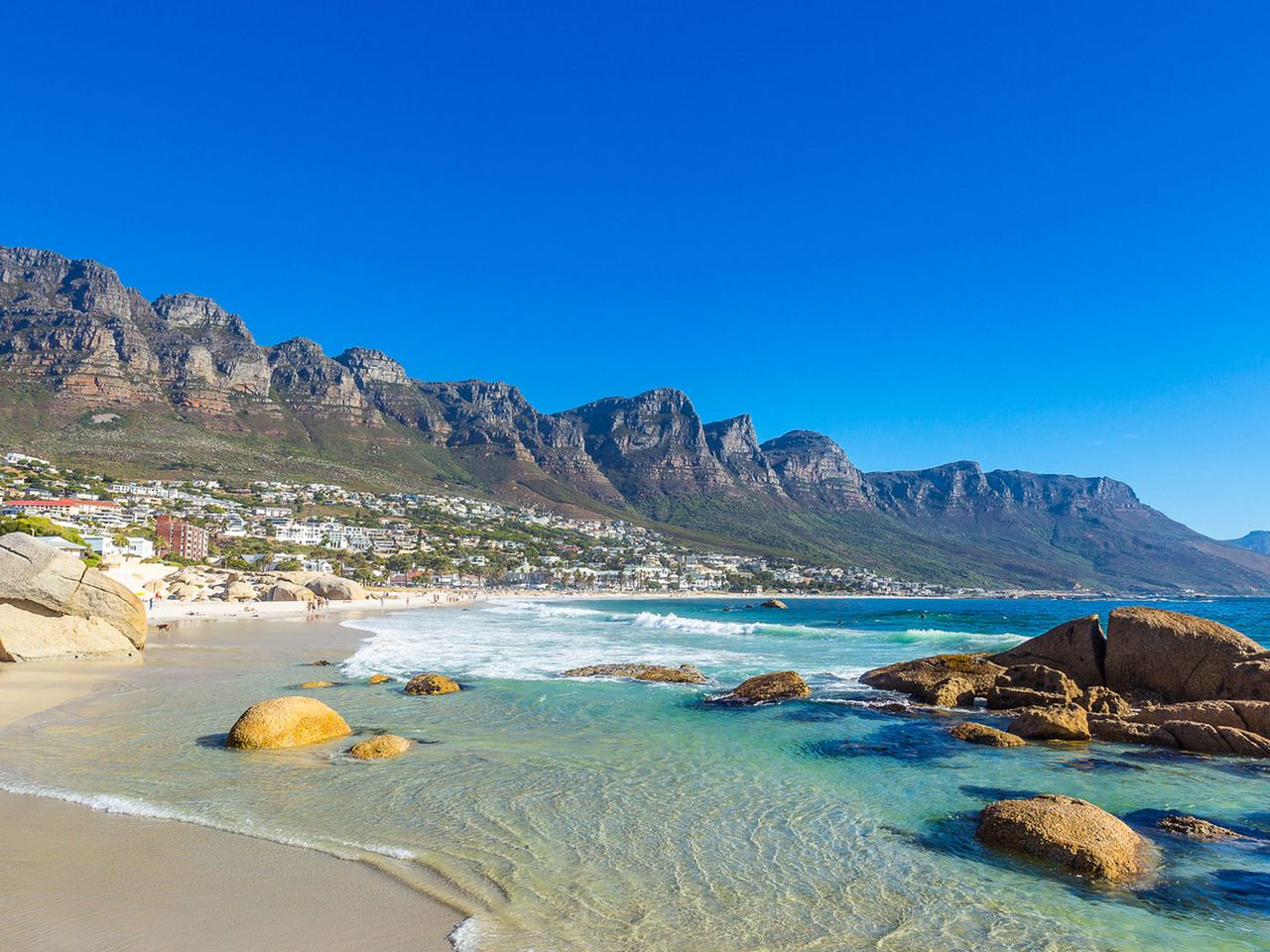 Blick auf den Strand von Clifton mit den Bergspitzen der Zwölf Apostel dahinter