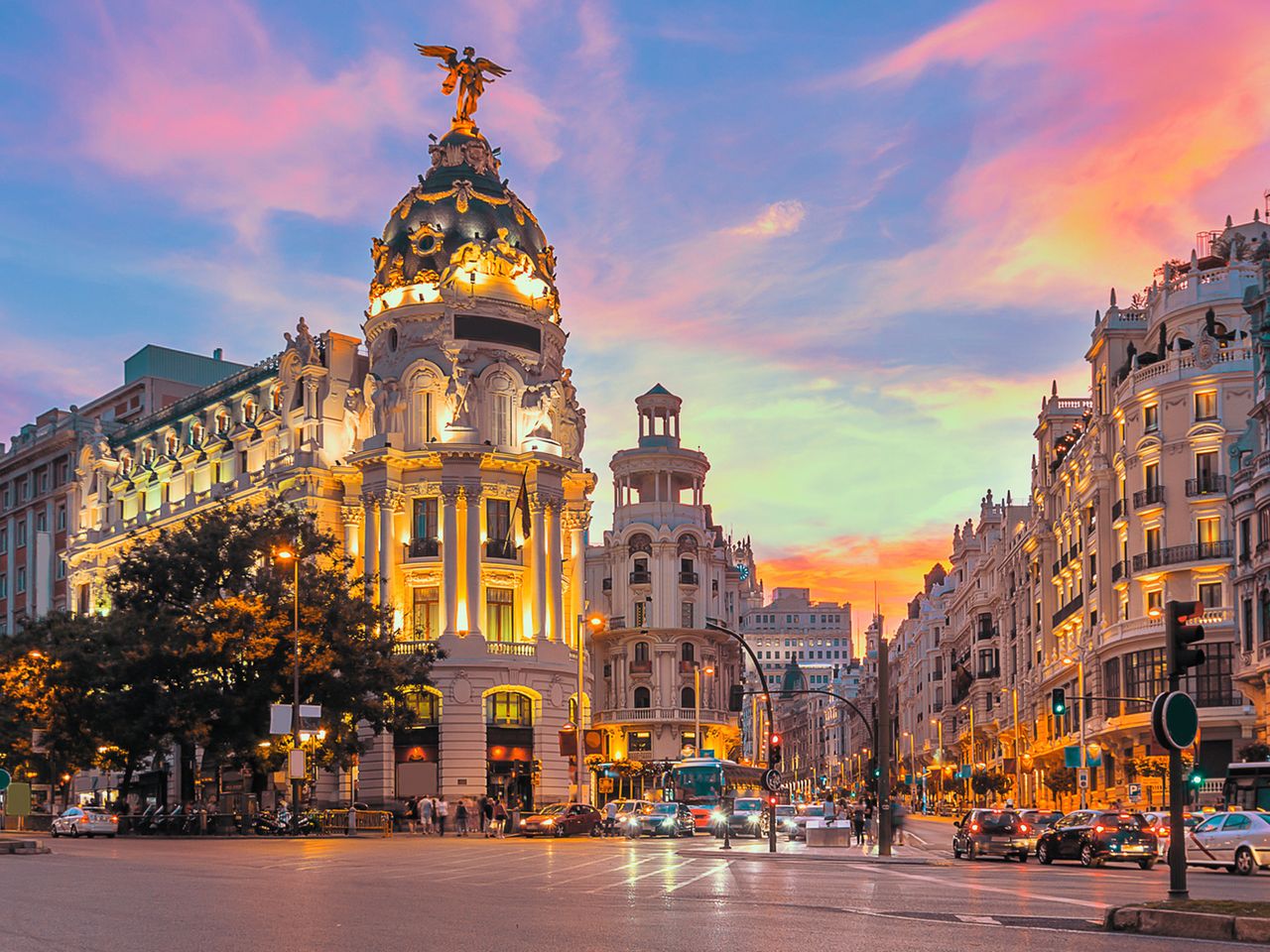 Gran Via in Madrid bei Sonnenuntergang