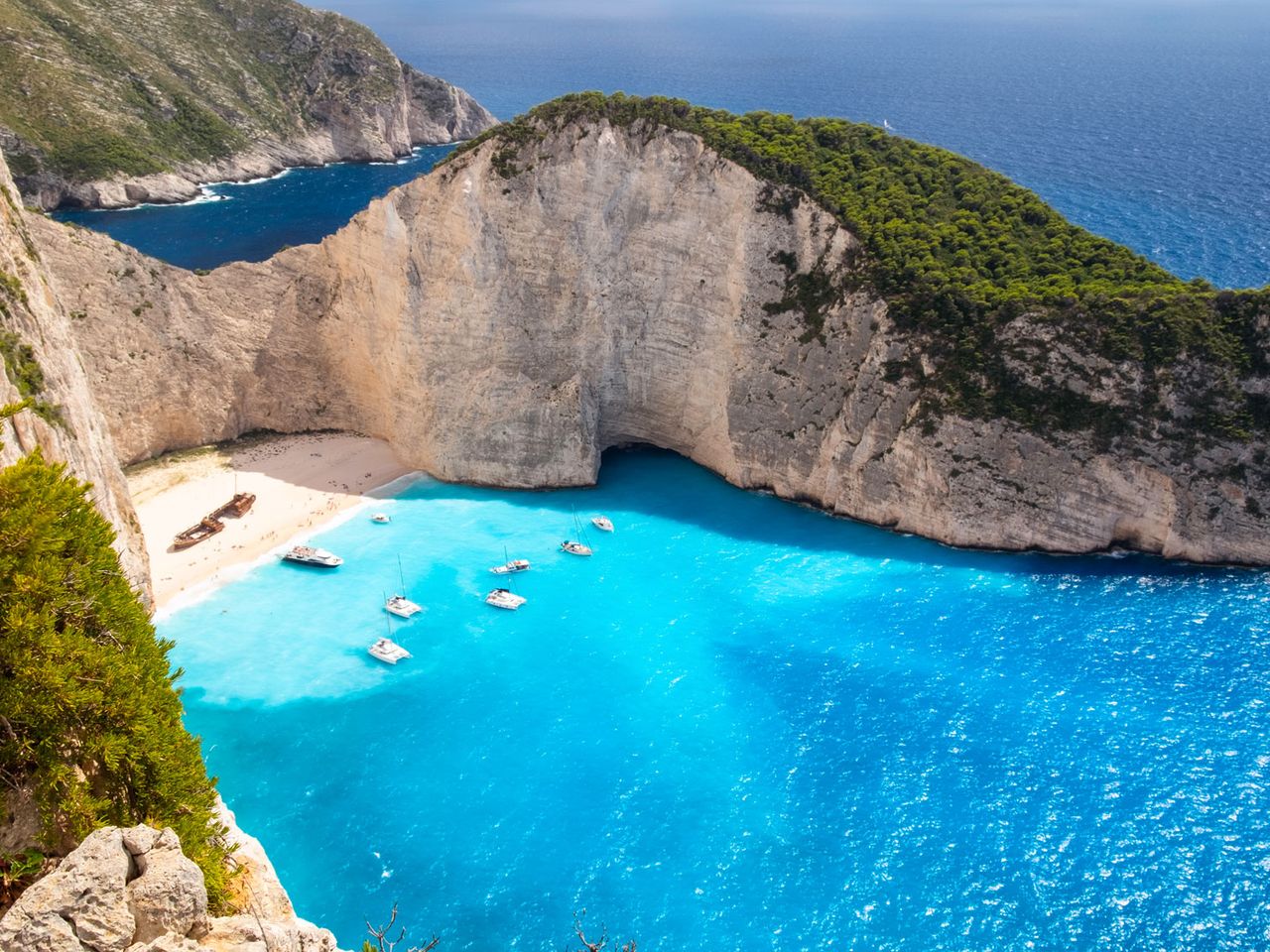 Blick von den Klippen auf Navagio Beach, Zakynthos