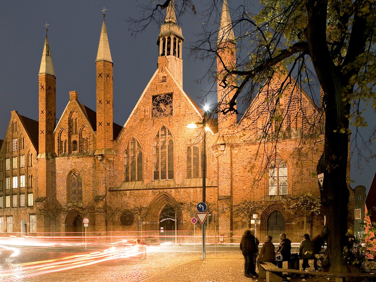Heiligen-Geist-Hospital in Lübeck bei Abend/Nacht