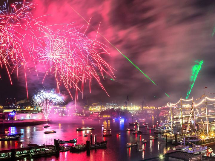Feuerwerk über den Landungsbrücken in Hamburg