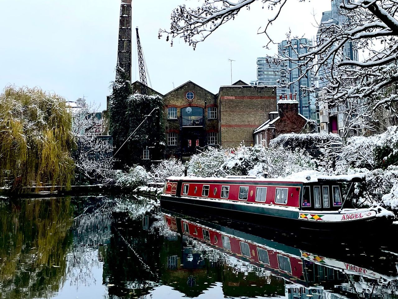 Hausboot am Regent's Canal im Winter