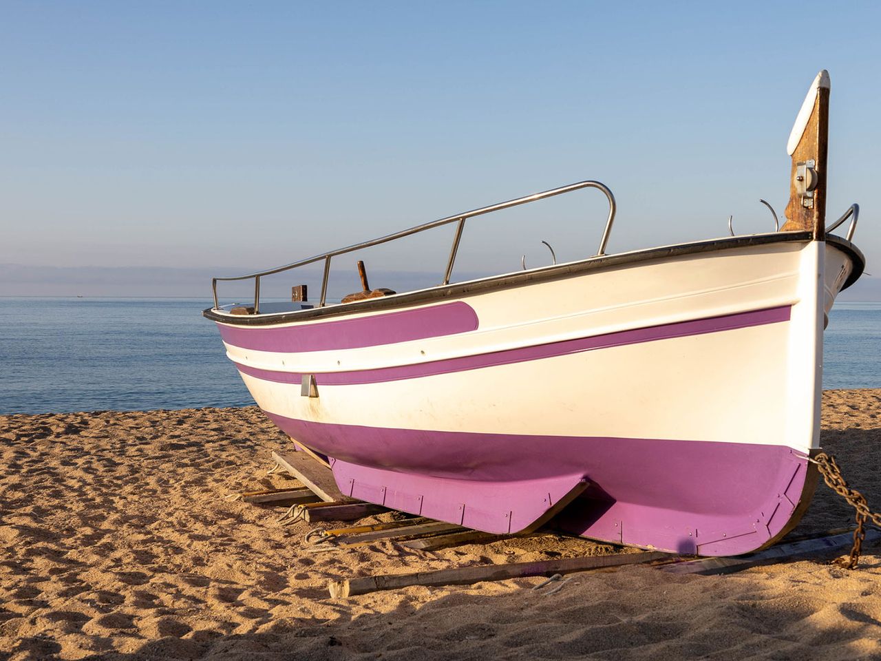 Fischerboot am Strand von Pineda de Mar