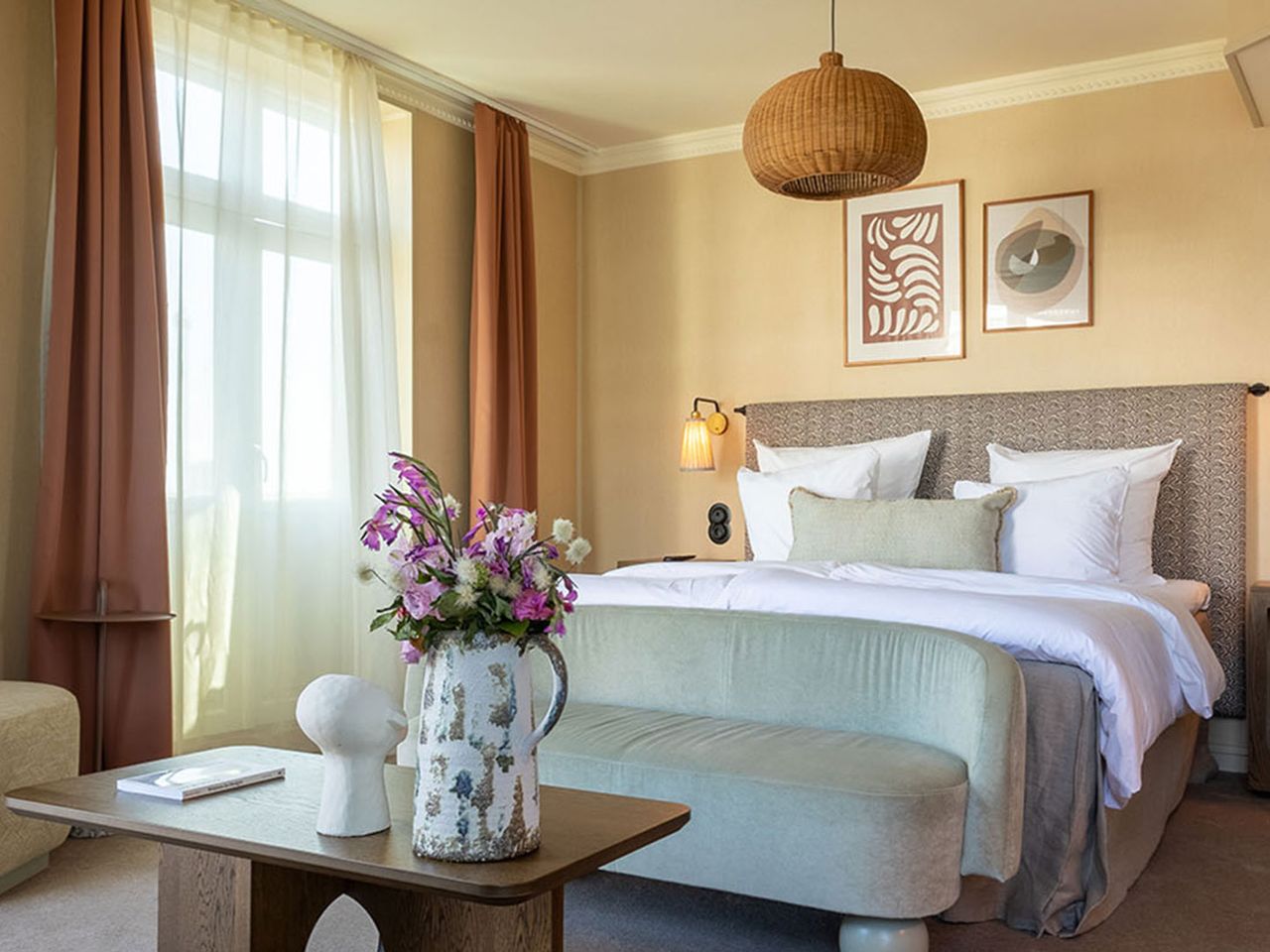 Gemütliches Zimmer mit Doppelbett im Hotel „Grand Joanne“