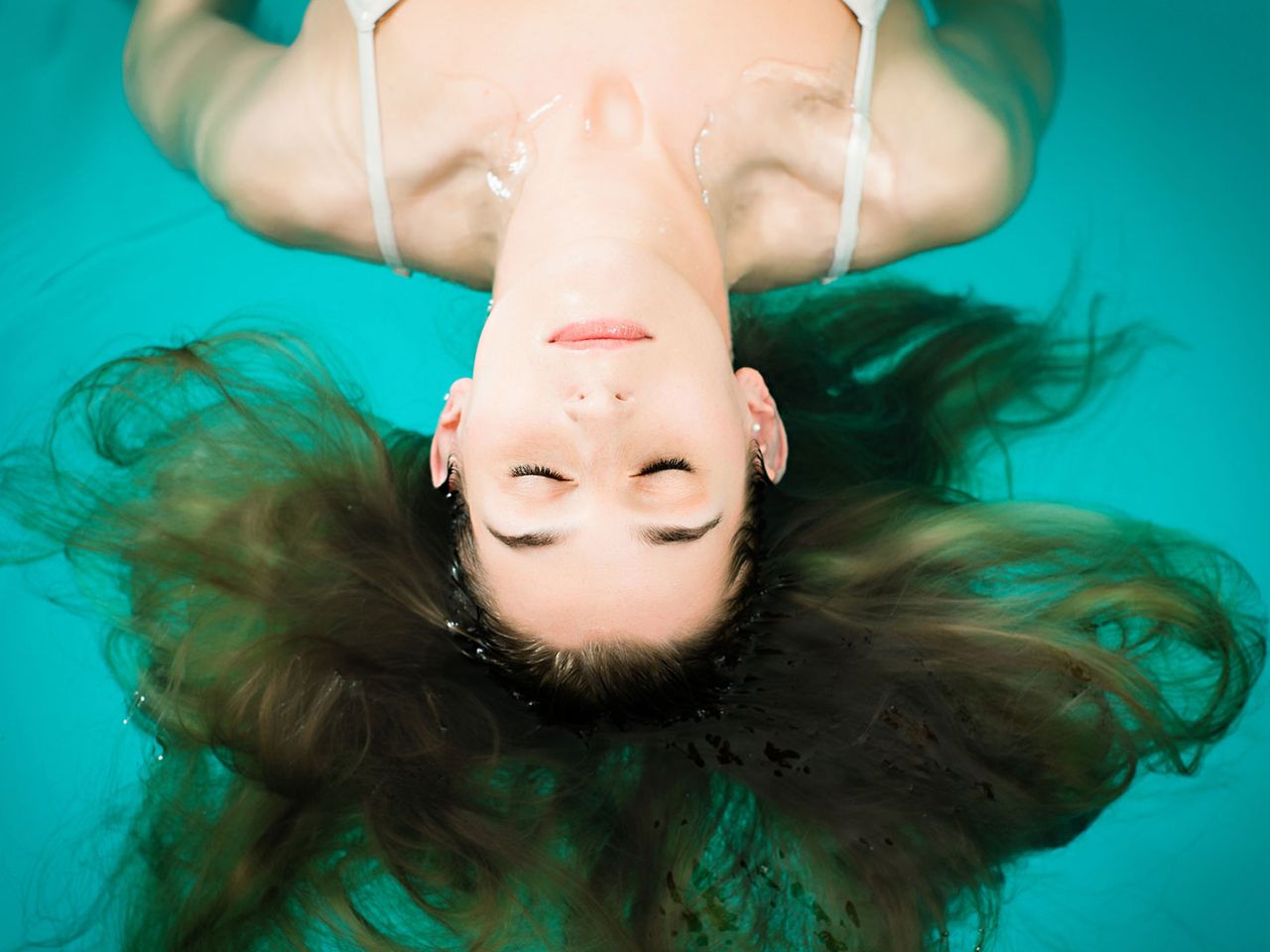 Symbolfoto, Floating (Frau schwebt auf dem Wasser)