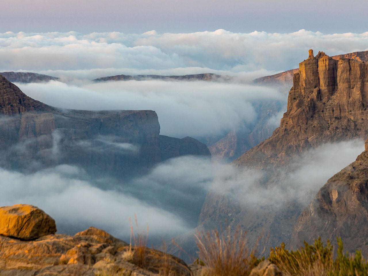 Das wolkenbehangene Hadschar-Gebirge in Oman