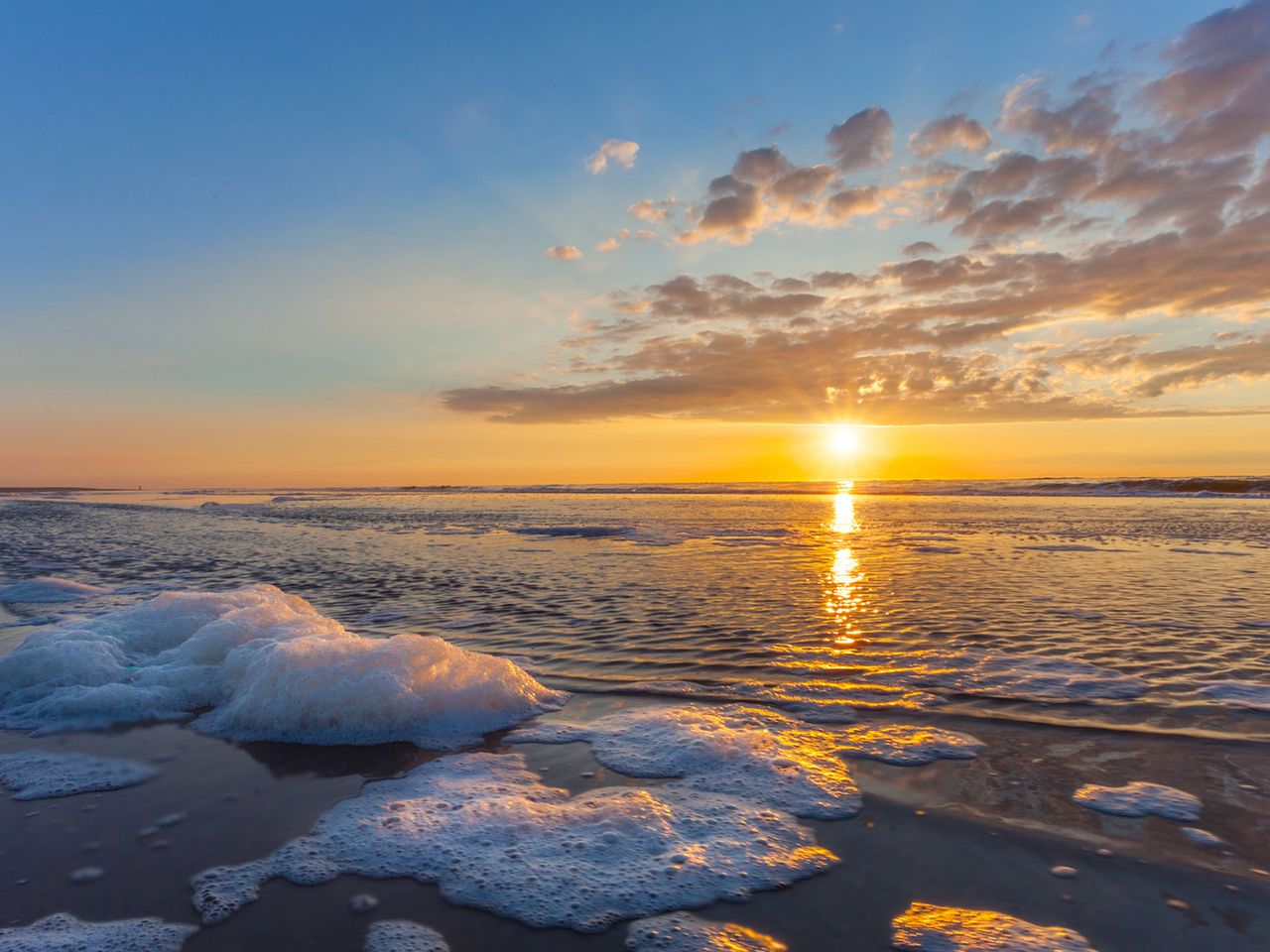Sonnenuntergang über dem Meer in Baltrum