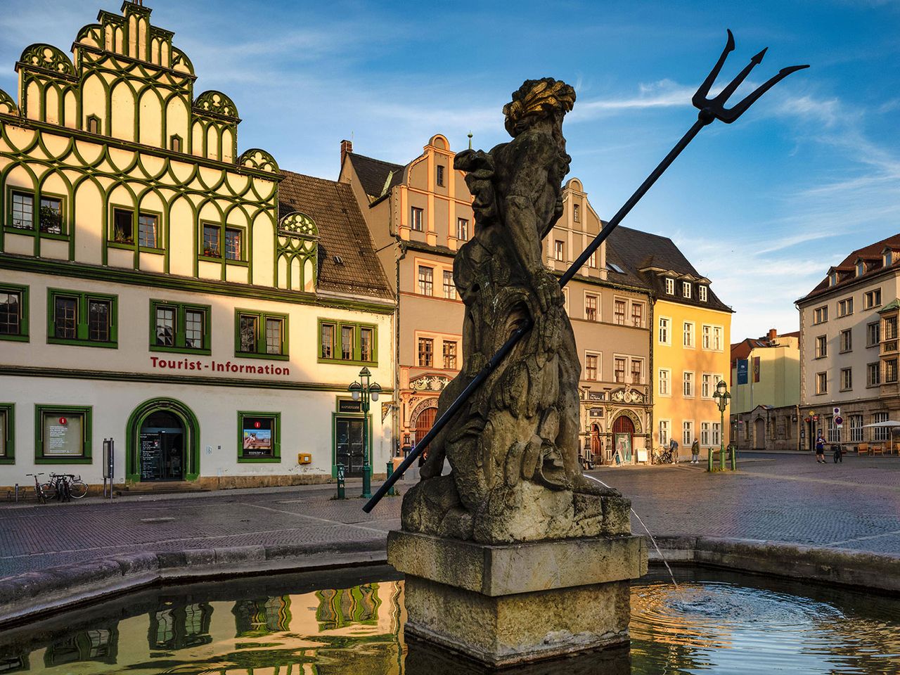 Marktplatz Weimar mit Brunnen und alten Gebäuden