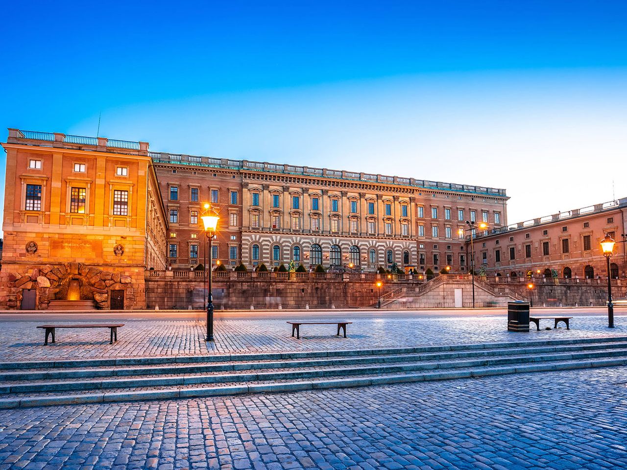 Königliches Schloss in Stockholm während der Dämmerung