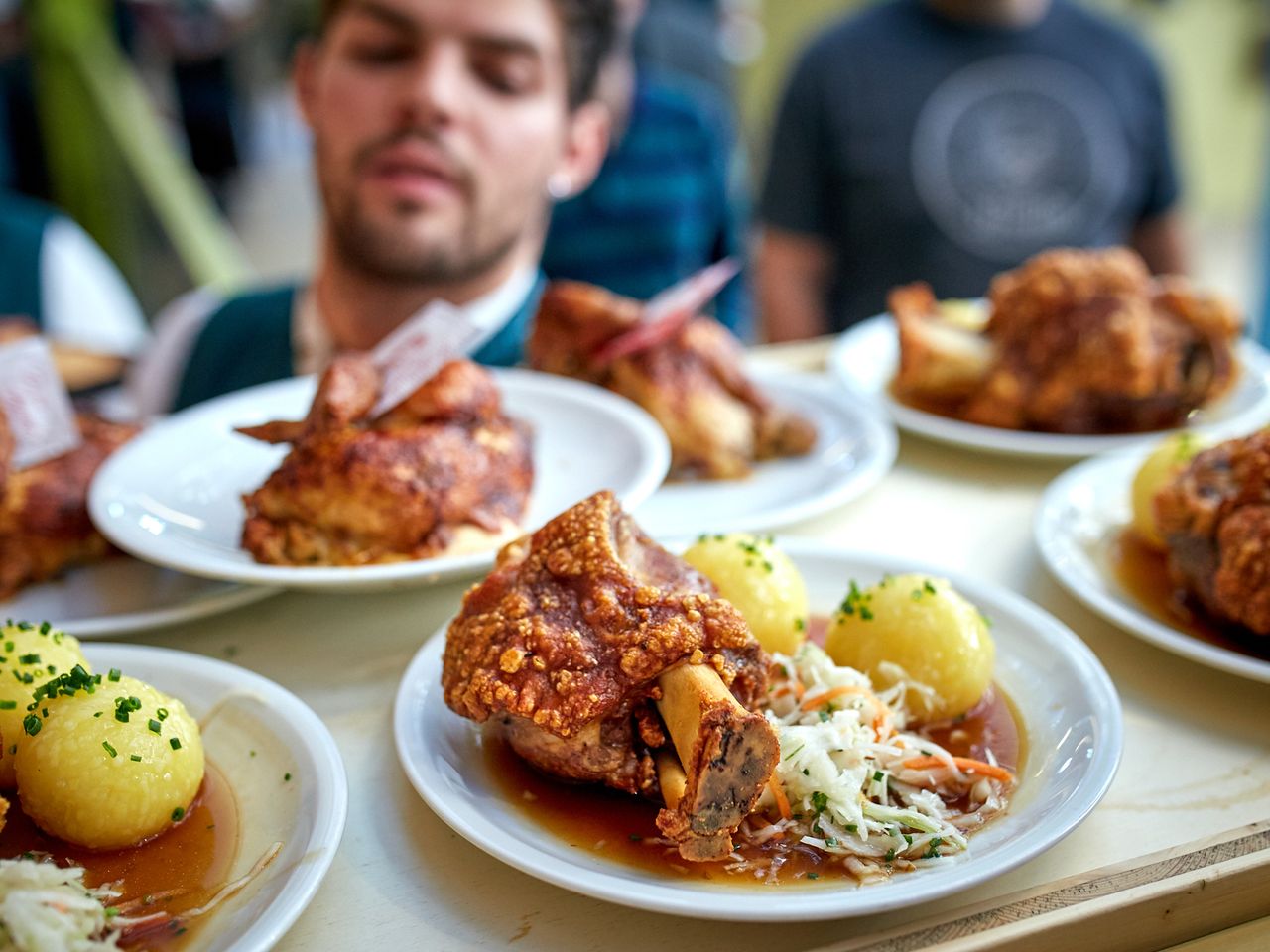 Hofbräuhaus München, Gerichte werden serviert