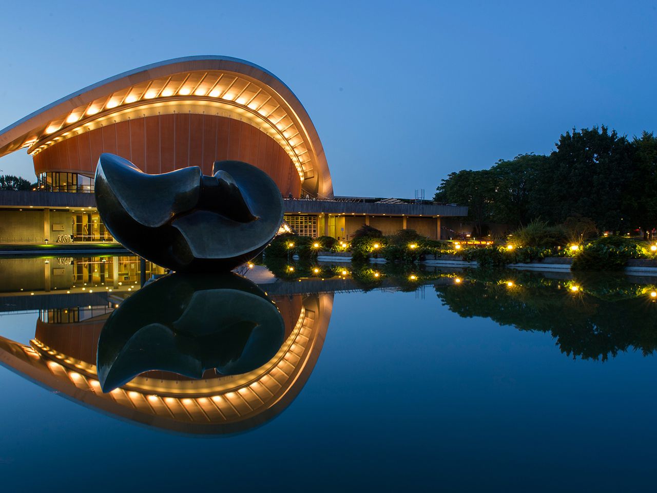 Large Divided Oval: Butterfly am Haus der Kulturen der Welt