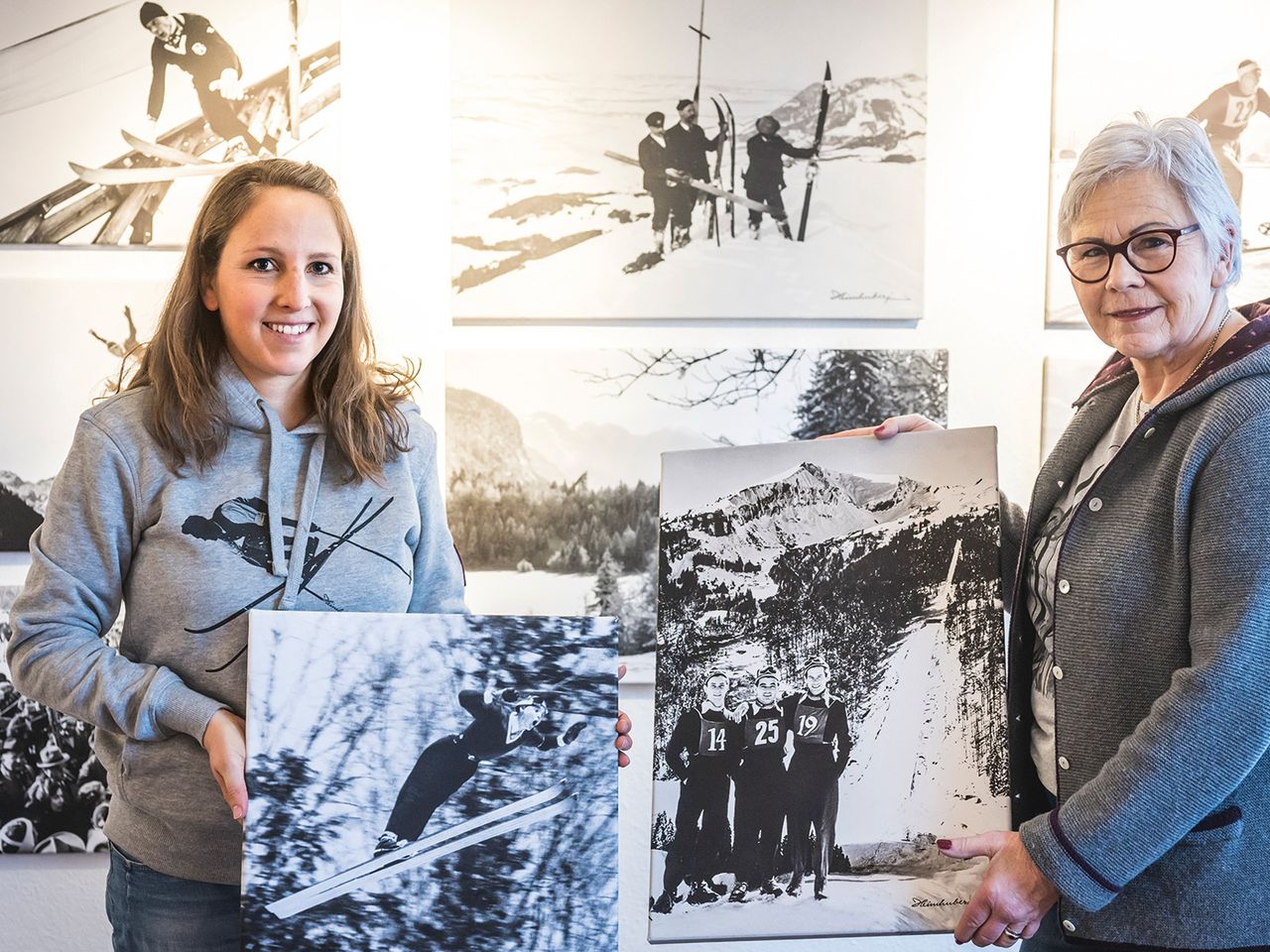 Magdalena und Claudia Heimhuber mit Fotos