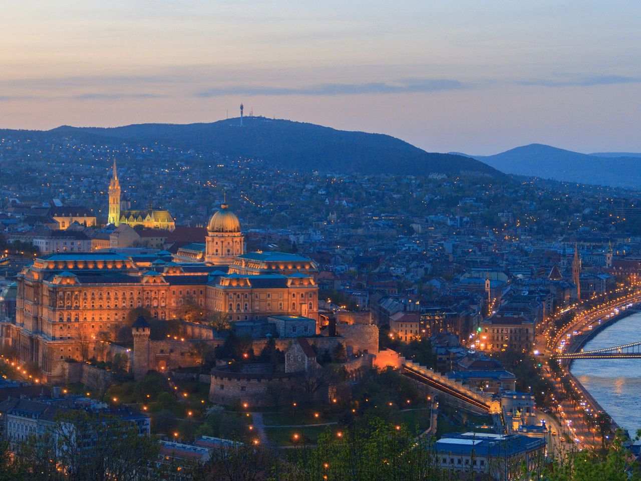 Die Donau fließt durch die ungarische Hauptstadt Budapest