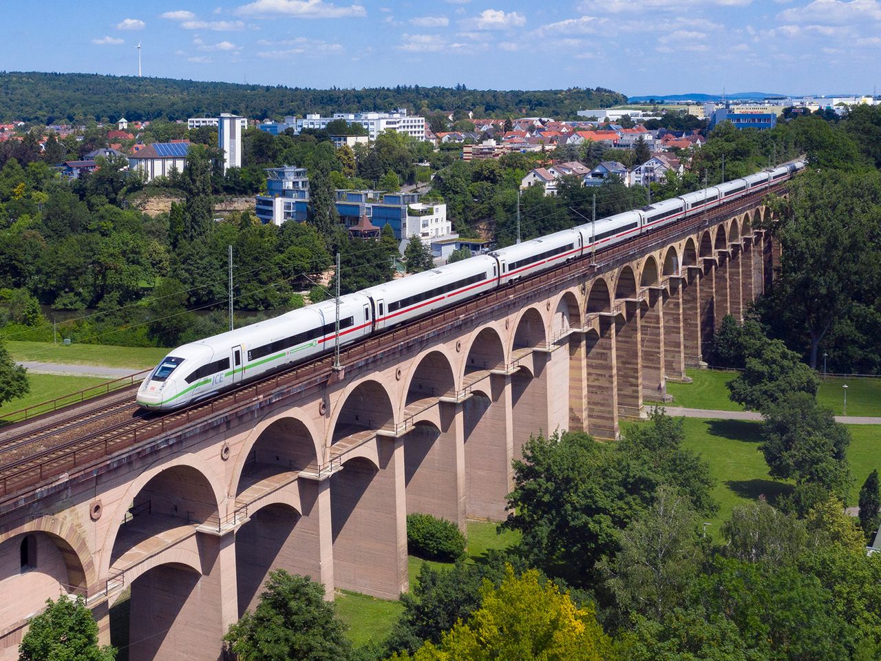 Zugreisen in Deutschland, Zug der Bahn auf Brücke