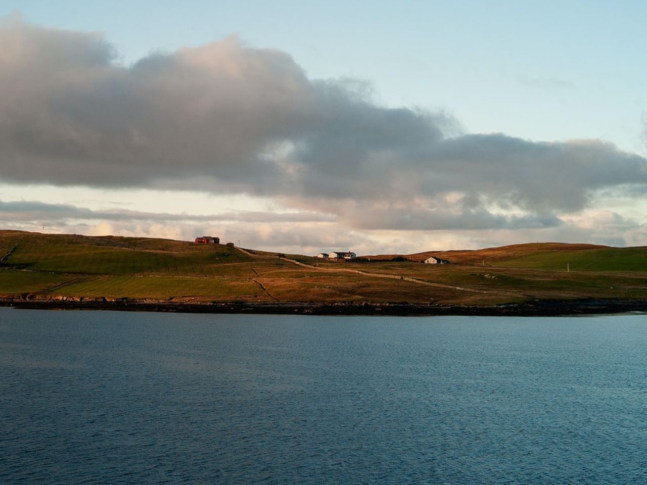 Blick auf die wilde Natur der Shetlandinseln