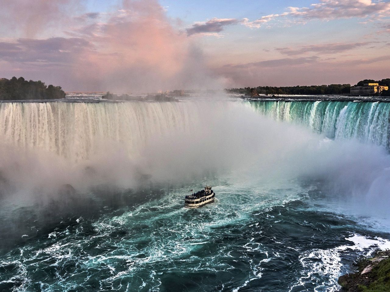 Niagarafälle in Kanada, tosendes Wasser und kleines Schiff