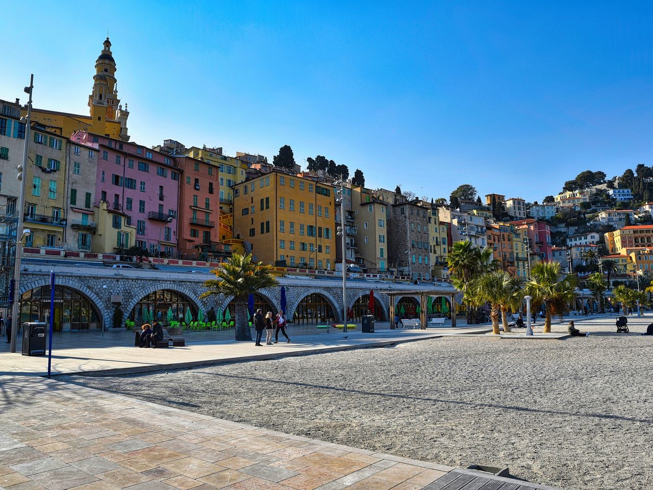 Blick auf die Altstadt-Gassen von Menton