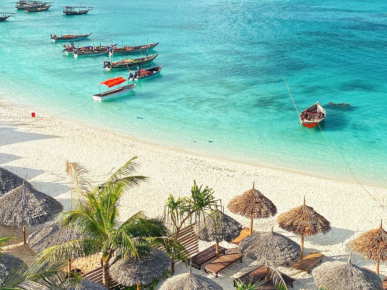 Türkisfarbenes Wasser an einem Strand auf Sansibar