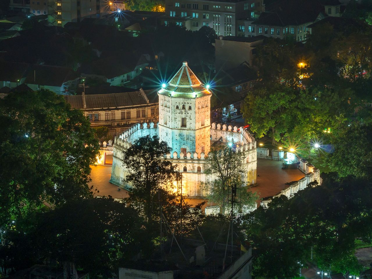 Das Phra Sumen Fort liegt im Santi Chai Prakarn Park