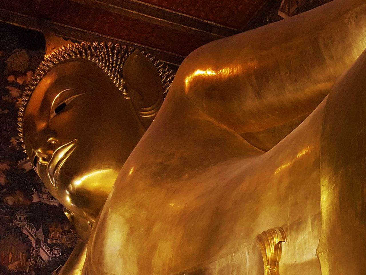 Der liegende Buddha aus Gold im Wat Pho Tempel von Bangkok