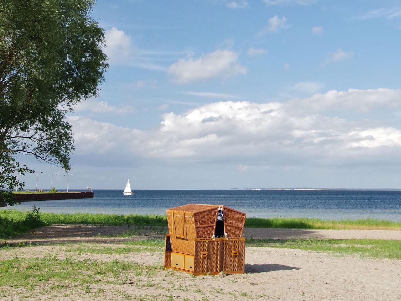 Wohlenberger Wiek nahe Boltenhagen, einsamer Strandkorb