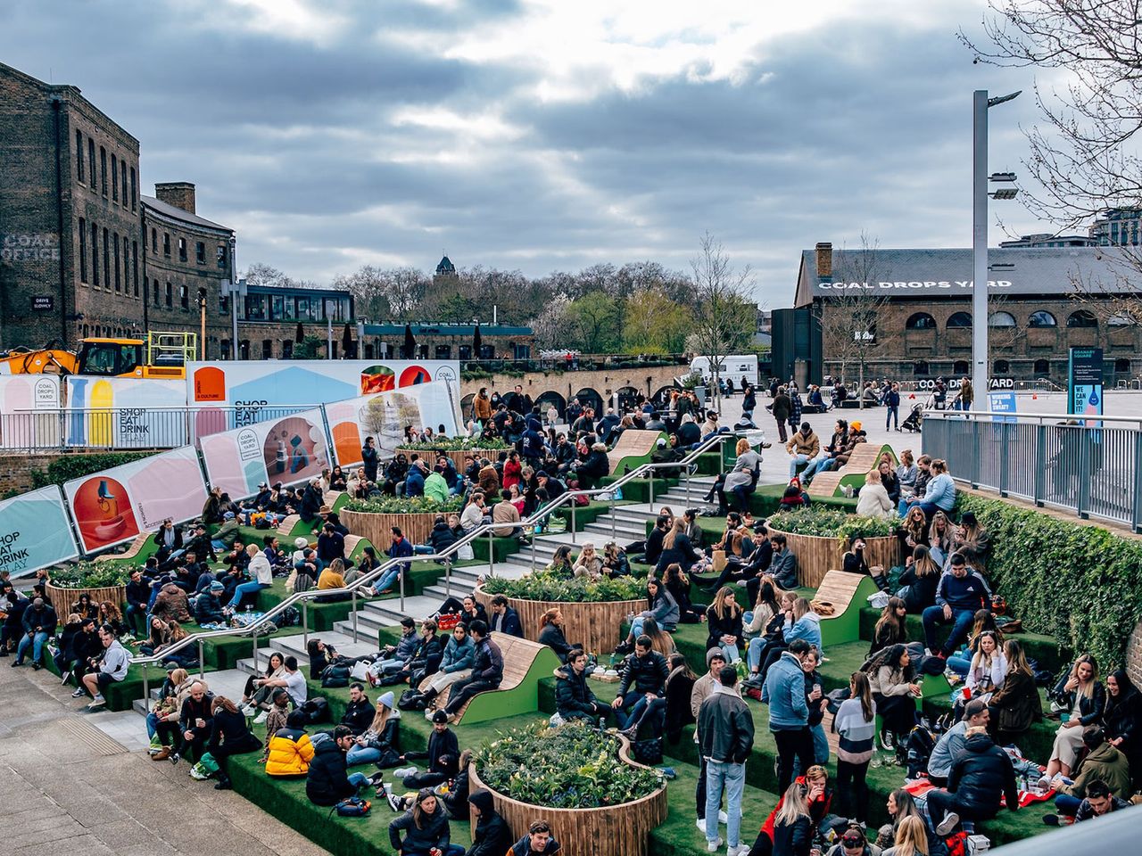 Menschen sitzen am Granary Square in London